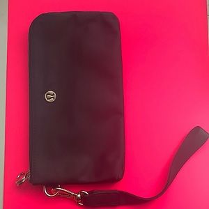 Lululemon curved wristlet wallet in black